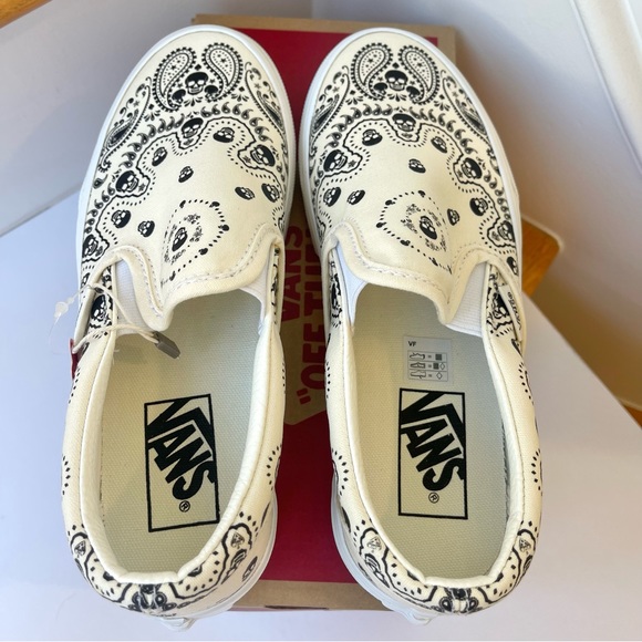 NWT Vans Classic Slip On shoes in black / cream bandana skull skate sneaker - Picture 7 of 13
